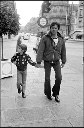 Alain Delon et son fils Anthony Delon à Paris, en 1972