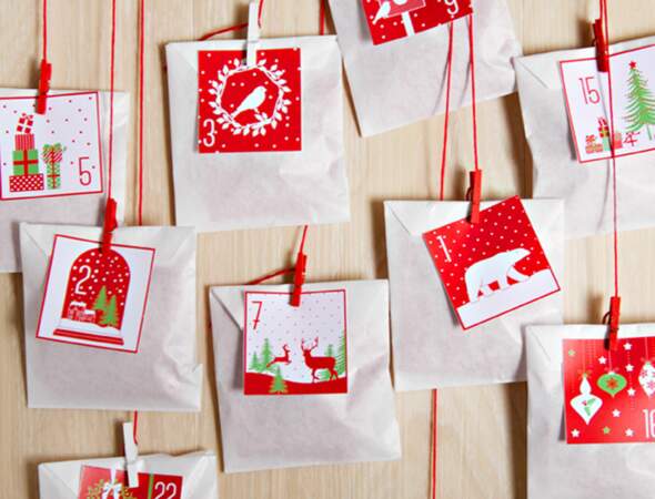 Une décoration de Noël tradi en rouge et blanc avec... Un calendrier de l’Avent avec des étiquette