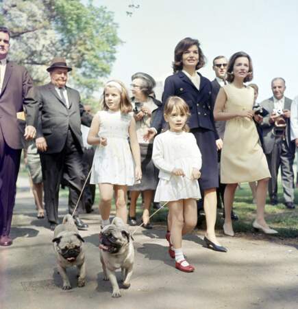 Jacqueline Kennedy et sa soeur Caroline Lee Radziwill avec leurs enfants à Londres en 1965.