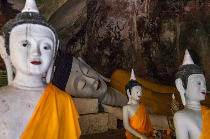 Statues bouddhistes dans une grotte à Phang Nga