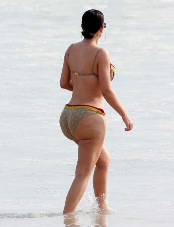 Kim Kardashian assume le bikini 