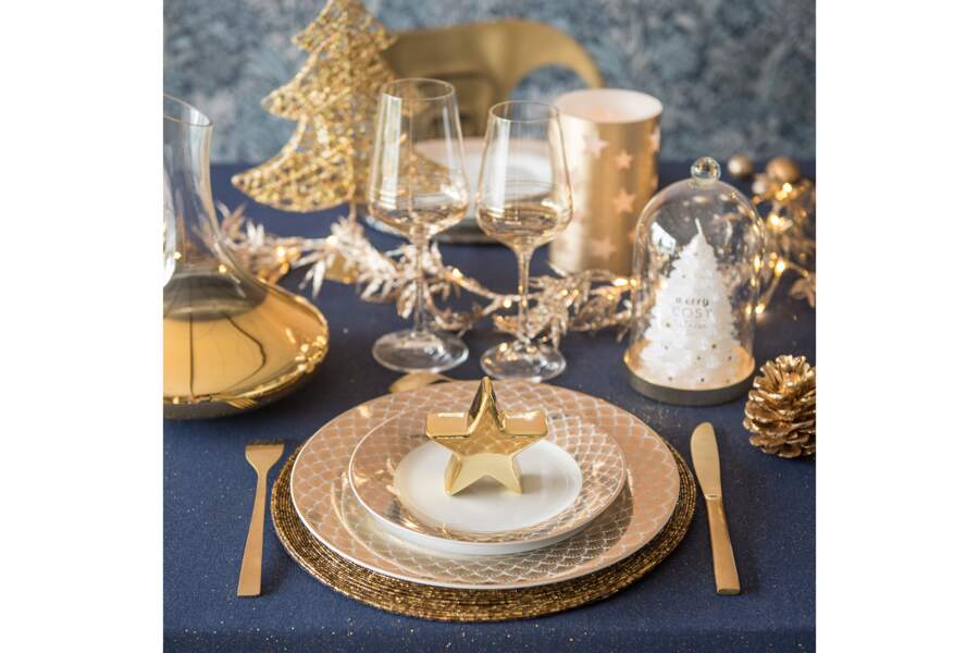 Une déco de table de Noël en gris et doré 