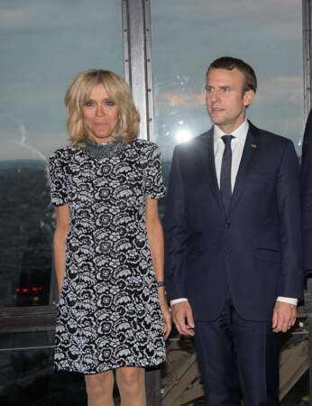 Brigitte Macron en robe en dentelle bicolore