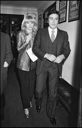 Mireille Darc et Alain Delon à la générale d'un spectacle en décembre 1980.