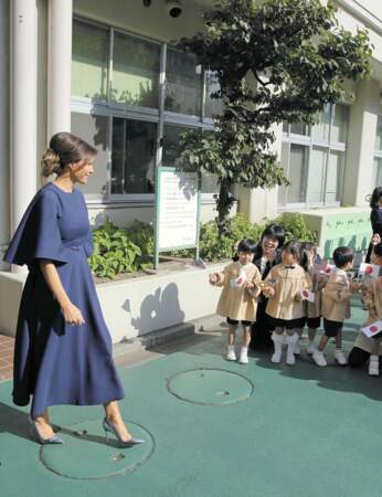 Melania Trump en Asie : robe cape bleu navy