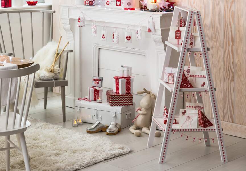 Une décoration de Noël tradi en rouge et blanc avec... Un sapin étagère