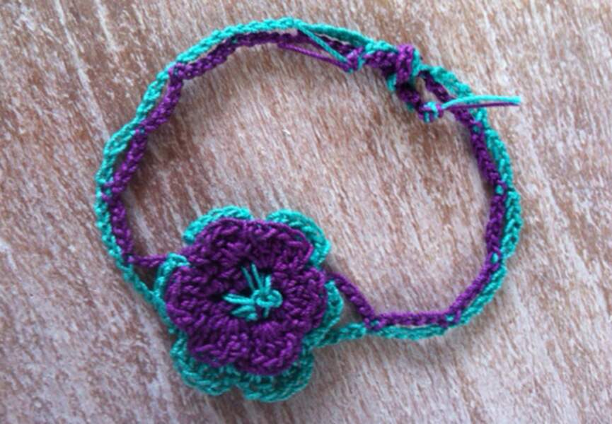 Un bracelet fleur au crochet