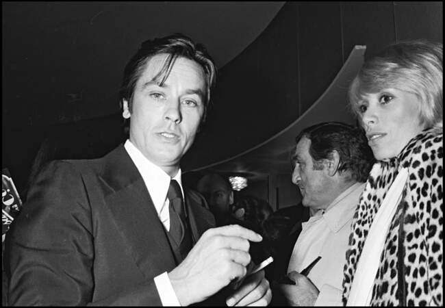Alain Delon et Mireille Darc assistent à un concert en compagnie de Lino Ventura, dans les années 80.