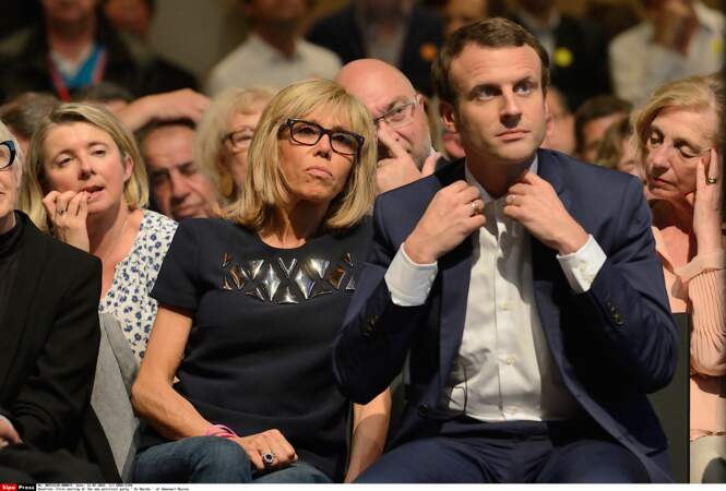 Emmanuel Macron et Brigitte Macron lors du premier meeting officiel du mouvement "En marche" 