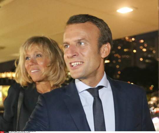 Emmanuel Macron et Brigitte Macron après l'annonce officielle de la démission d'Emmanuel Macron (août 2016)