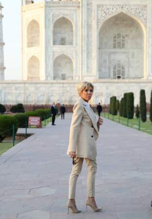 Comme cet ensemble beige, sobre et élégant, pour aller visiter le Taj Mahal.