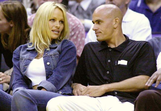 Victime de la violence de Tommy Lee, Pamela Anderson divorce en 1998 et se réfugie dans les bras de Kelly Slater.