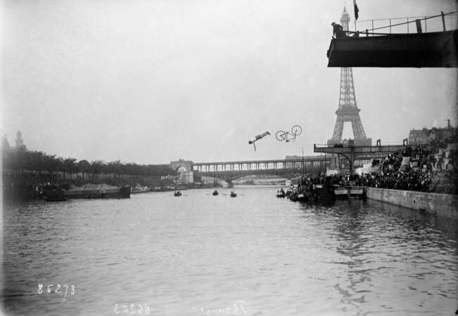 Delbord plongeant à bicyclette au Championnat de France de plongeon, 22 juin 1913.