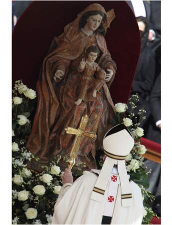 Le pape François rend hommage à la Vierge Marie