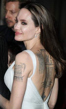 Angelina Jolie, de dos, porte une robe Atelier Versace à l'avant première mondiale du film Dumbo 