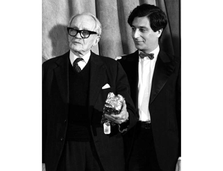 1980 : à 28 ans, l'acteur pose au côté du réalisateur Henry Verneuil