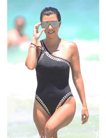Kourtney Kardashian en maillot de bain échancré