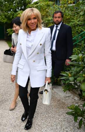 Brigitte Macron très élégante, elle ressort son look préféré en pantalon slim et blazer
