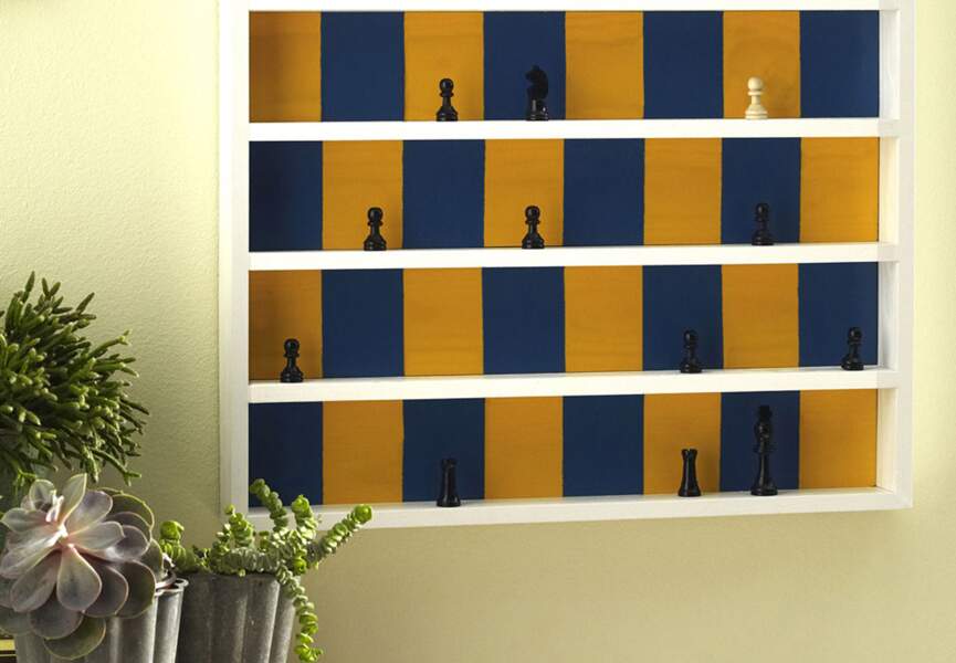 Une étagère en jeu d'échecs