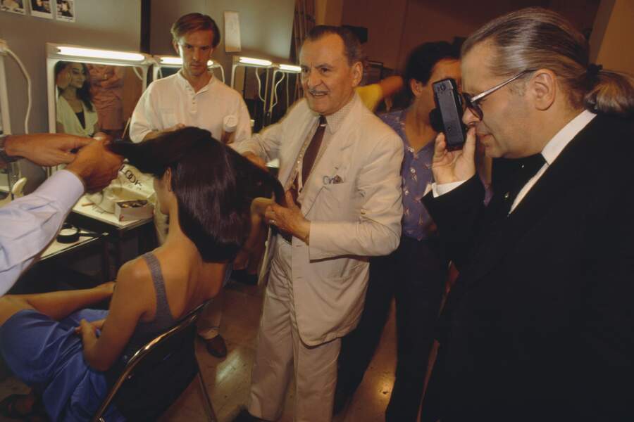  Karl Lagerfeld en train de photographier le coiffeur Alexandre de Paris en pleine activité en 1989. 