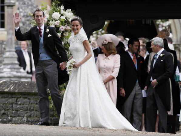 Comme sa soeur Kate six ans plus tôt, Pippa Middleton a choisi une robe à traîne pour son union