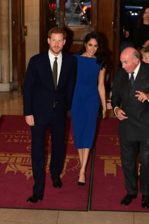 De son côté, le prince Harry avait choisi une cravate couleur vert olive...
