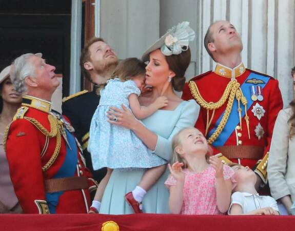 La princesse Charlotte craquante dans les bras de sa mère Kate Middleton