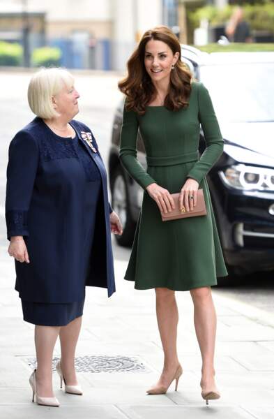 Kate Middleton sublime dans une robe verte près du corps