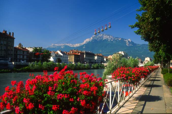 Grenoble compte 320 km de piste cyclables, ce qui en fait un des réseaux les plus denses de France