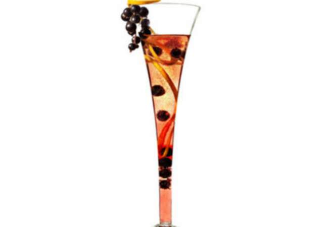 Cocktail cassis, champagne et agrumes