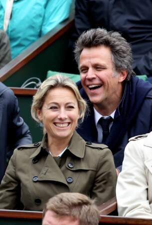 Anne-Sophie Lapix avec son mari Arthur Sadoun dans les tribunes de Roland Garros le 3 juin 2016.