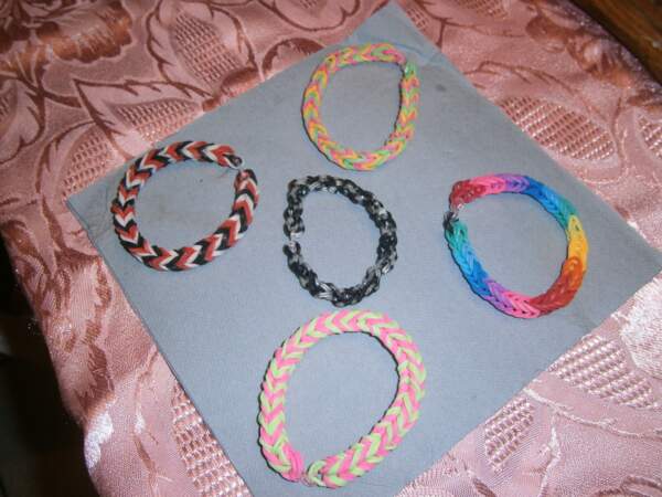 Cinq bracelets élastiques
