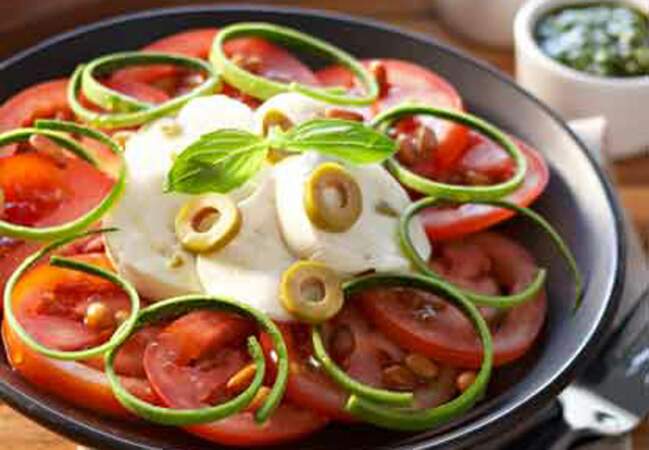 Tomates-mozza au pesto de courgettes