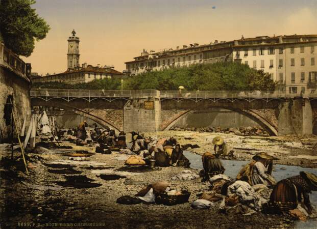 Des blanchisseuses en plein ouvrage dans une rivière de Nice