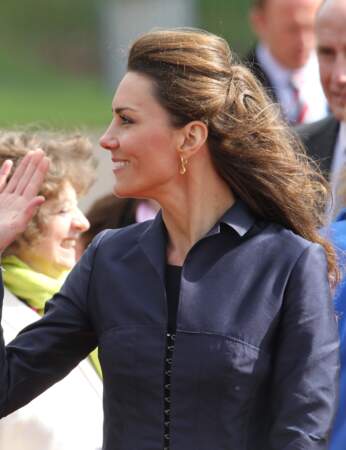 Kate Middleton avec une demi queue-de-cheval 