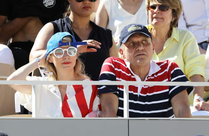 Le couturier Jean-Charles de Castelbajac et sa compagne Pauline de Drouas dans les tribunes de Roland-Garros.
