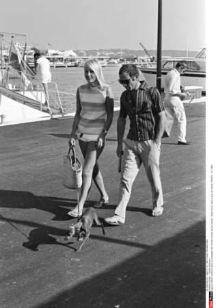 Charles Aznavour avec sa compagne Ulla Thorsell sortant de leur bateau ''Sayat-Nova'', dans le port de Cannes, en juillet 1965.