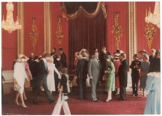 Les invités se pressent au mariage de Diana et Charles.