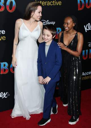 Angelina Jolie avec Knox Léon (10 ans) et Zahara (14 ans) à l'avant-première de Dumbo