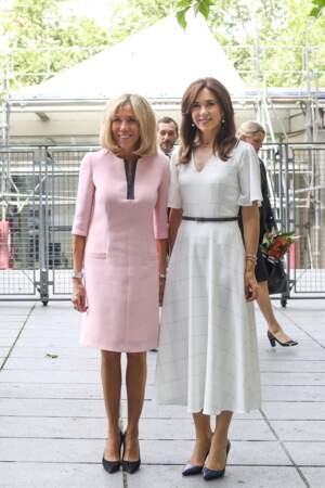 Brigitte Macron superbe en petite robe rose aux côtés de la princesse Mary de Danemark