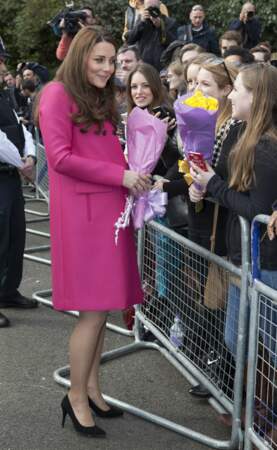 Kate Middleton ose le manteau rose fuschia à Londres dans le quartier de Gypsy Hill le 27 mars 2015