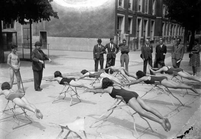 Leçon de natation : la brasse, 1942.