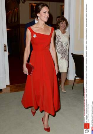 Kate Middleton en robe rouge chic 