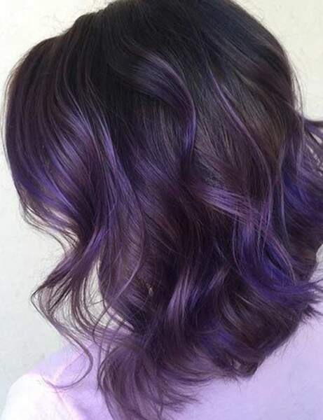Les reflets violets sur cheveux bruns 