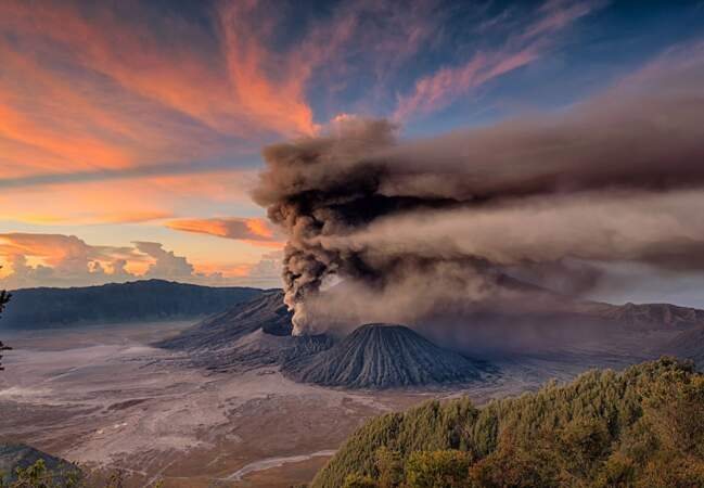 Eruption du mont Bromo au lever du soleil, Java, Indonésie