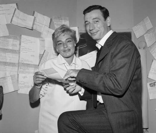 Simone Signoret et Yves Montand lisent les télégrammes reçus par l'acteur dans sa loge à New York en 1959.