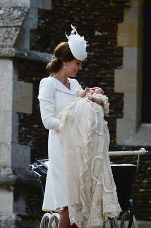 Le baptême n'a pas échappé à la règle, Kate Middleton avait accordé sa tenue à celle de Charlotte
