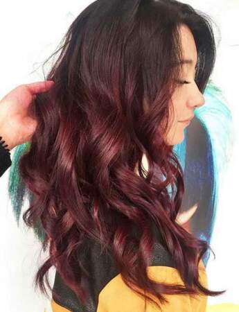 La coloration burgundy sur cheveux longs