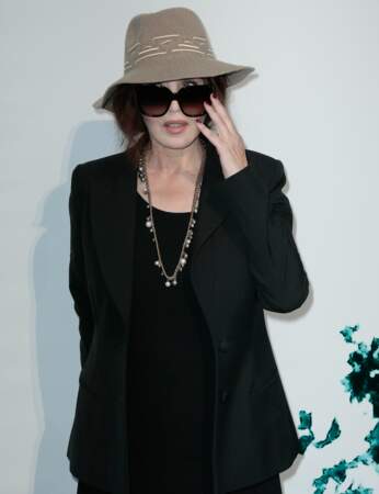 Isabelle Adjani en lunettes de soleil : look casual