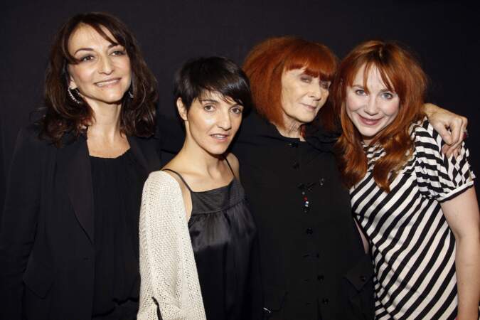 Florence Foresti lors du défilé prêt-à-porter Sonia Rykiel avec Julie Depardieu, Nathalie et Sonia Rykiel, en 2008.